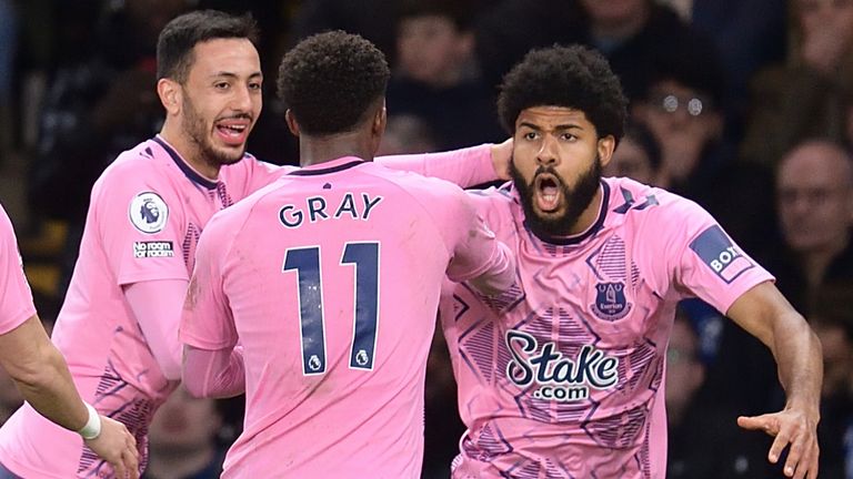 Ellis Simms celebrates after scoring a late equaliser for Everton at Chelsea