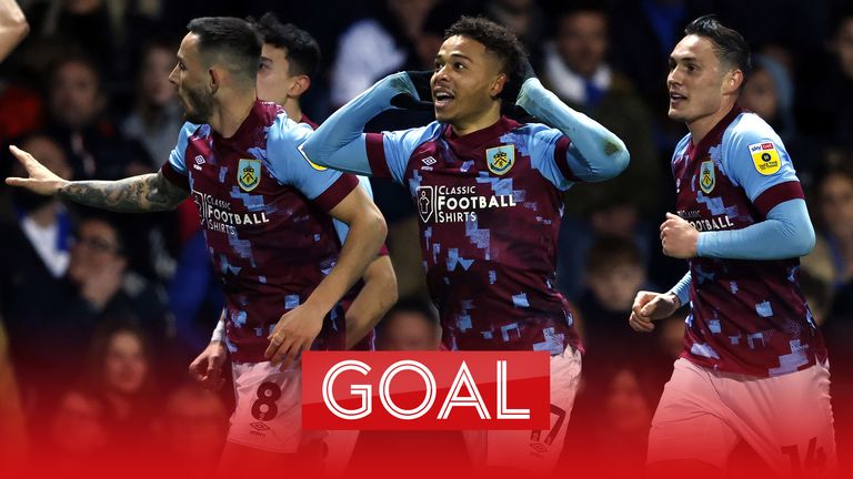 Burnley&#39;s Manuel Benson (centre) celebrates scoring their side&#39;s first goal of the game during the Sky Bet Championship match at Ewood Park, Blackburn.