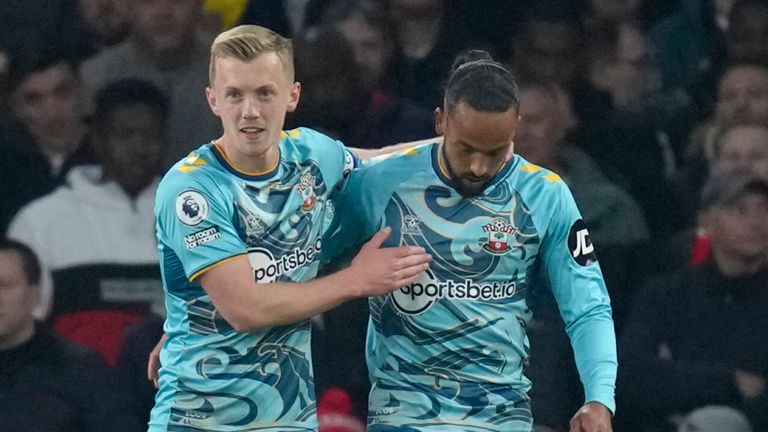 Southampton&#39;s Theo Walcott, second from right, is cheered by team-mates after scoring vs Arsenal