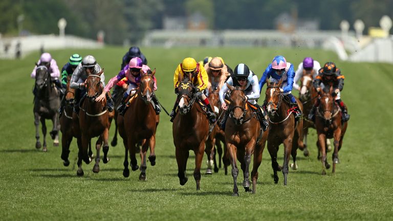 Quick Suzy comes home in front of Wesley Ward&#39;s Twilight Gleaming in the Queen Mary Stakes