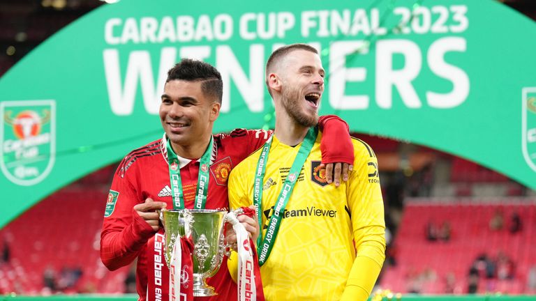 Manchester United&#39;s Casemiro and David de Gea pose with the trophy after the Carabao Cup final