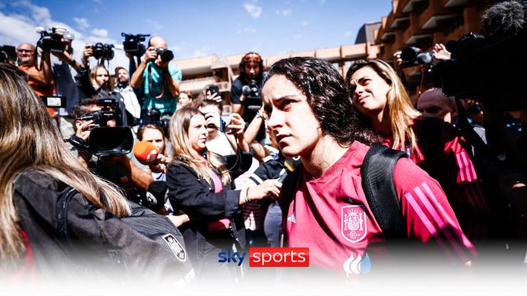 Spain&#39;s women arrive at their team hotel