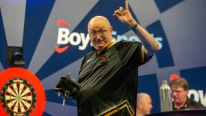 Read more about the article World Grand Prix: Andrew Gilding shocks Gary Anderson as Gerwyn Price and Michael Smith ease through | Darts News