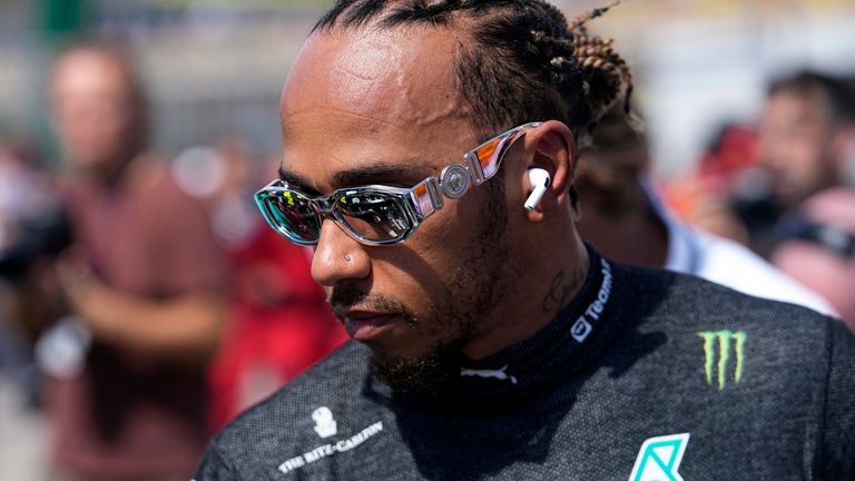  Lewis Hamilton's hopes of a second-placed finish in the drivers' championship have suffered a major blow