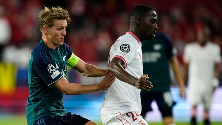 Arsenal&#39;s Martin Odegaard, left, challenges Sevilla&#39;s Boubakary Soumare during the Champions League Group B soccer match between Sevilla and Arsenal at the Ramon Sanchez-Pizjuan stadium in Seville, Spain, Tuesday Oct. 24, 2023. (AP Photo/Jose Breton)