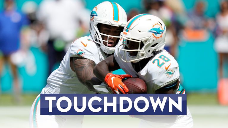 Miami Dolphins running back De'Von Achane is gone in a flash on 76-yard TD run as he sprints virtually untouched down the sideline for the long score