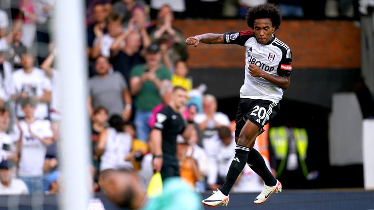 Willian celebrates scoring Fulham&#39;s third goal