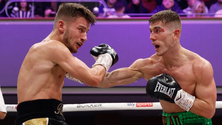 BEN SHALOM BOXXER WOLVES AT THE DOOR FIGHT NIGHT.18/11/2023 THE HALLS, WOLVERHAMTON.PIC LAWRENCE LUSTIG/BOXXER.(PICS FREE FOR EDITORIAL USE ONLY).FEATHERWEIGHT CONTEST.RHYS EDWARDS V BRAD FOSTER