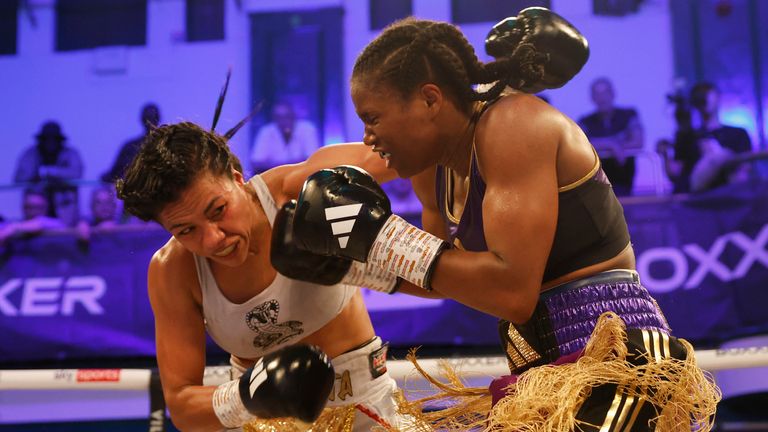 BEN SHALOM BOXXER BREAKTHROUGH FIGHT NIGHT.30/09/2023 YORK HALL BETHNAL GREEN.PIC LAWRENCE LUSTIG/BOXXER.(PICS FREE FOR EDITORIAL USE ONLY).IBO WORLD LIGHTWEIGHT CHAMPIONSHIP.CAROLINE DUBOIS v MAGALI RODRIGUEZ.