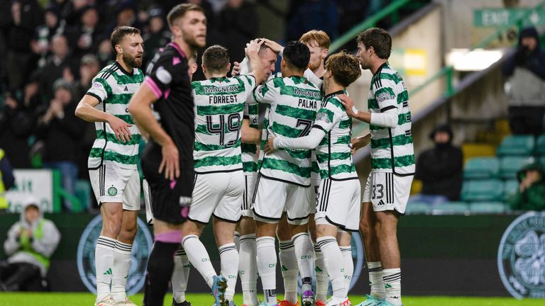 GLASGOW, SCOTLAND - NOVEMBER 01: Celtic&#39;s David Turnbull celebrates with teammates after making it 1-1 during a cinch Premiership match between Celtic and St Mirren,on November 01, 2023, in Glasgow, Scotland. (Photo by Craig Williamson / SNS Group)