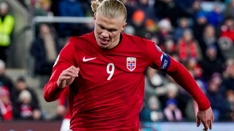 Norway&#39;s Erling Haaland, right, and Faroe Islands&#39; goalkeeper Bardur a Reynatrod, left, challenge for the ball the international friendly soccer match between Norway and the Faroe Islands at the Ullevaal stadium in Oslo, Norway, Thursday, Nov. 16, 2023. (Cornelius Poppe /NTB Scanpix via AP)