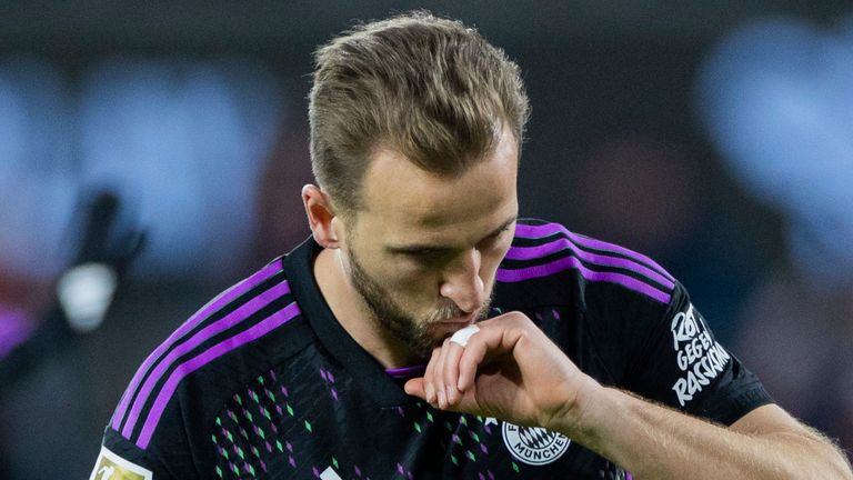 Bayern&#39;s Harry Kane celebrates after scoring his side&#39;s opening goal during the German Bundesliga soccer match between 1.FC Cologne and Bayern Munich in Cologne, Germany, Friday, Nov. 24, 2023. (Rold Vennenbernd/dpa via AP)