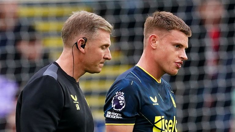 Newcastle United&#39;s Harvey Barnes leaves the pitch after picking up an injury during the Premier League match at Bramall Lane, Sheffield. Picture date: Sunday September 24, 2023.