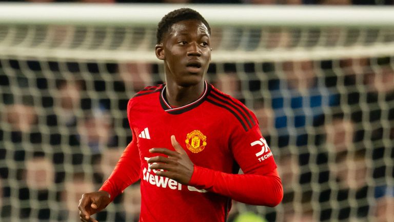 Kobbie Mainoo in action for Manchester United at Goodison Park