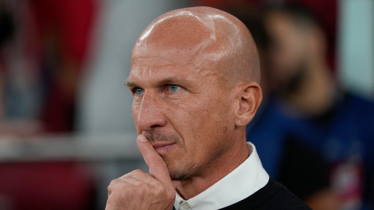 Salzburg&#39;s head coach Gerhard Struber follows the Champions League group D soccer match between SL Benfica and Salzburg at the Luz stadium in Lisbon, Wednesday, Sept. 20, 2023. (AP Photo/Armando Franca)