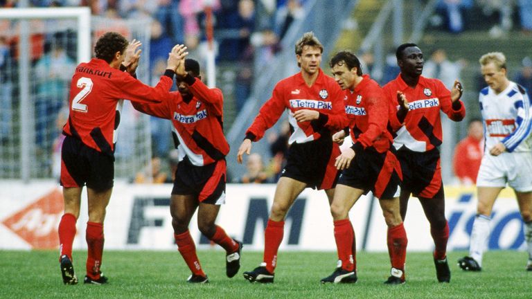 26.02.1994 Fuvuball: Soccer: archive photos 1.Bundesliga season 1993/1994 Eintracht Frankfurt - FC Schalke 04 23rd matchday jubilation Euintracht left to right: Kakhaber Tskhadadze, Jay Jay Okocha, Manfred Binz, Thomas Doll and Tony Yeboah