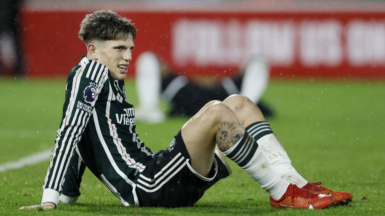 Manchester United&#39;s Alejandro Garnacho reacts at the final whistle