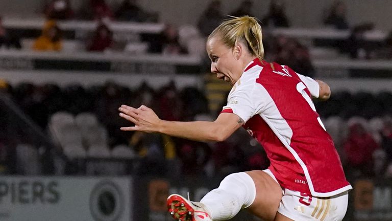 Beth Mead scores her penalty in Arsenal&#39;s shootout win over Tottenham