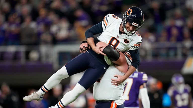 Cairo Santos kicks a 30-yard field goal to give the Chicago Bears a two-point lead with seconds to go against the Minnesota Vikings.