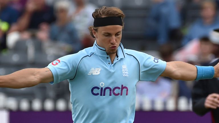 England&#39;s Tom Curran celebrates the dismissal of Sri Lanka&#39;s Chamika Karunaratna during the third one day international cricket match between England and Sri Lanka, at Bristol County Ground in Bristol, England, Sunday, July 4, 2021. (AP Photo/Rui Vieira)