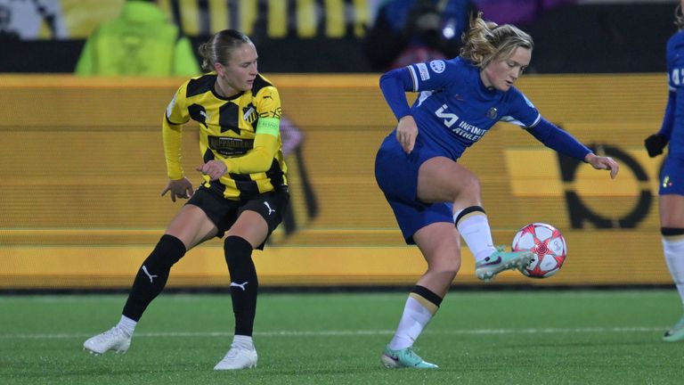 Chelsea&#39;s Erin Cuthbert battles for the ball with Hacken&#39;s Filippa Curmark