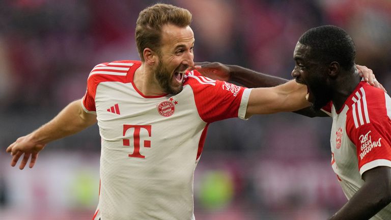 Bayern&#39;s Harry Kane, left, celebrates with his teammate Serge Gnabry