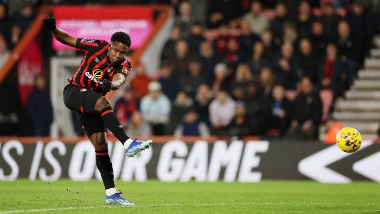 Luis Sinisterra hammers home Bournemouth&#39;s third goal against Fulham