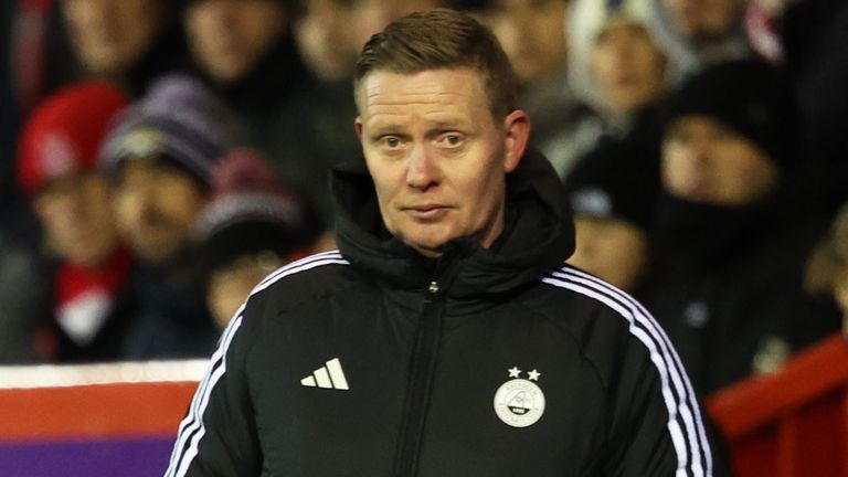 ABERDEEN, SCOTLAND - DECEMBER 06: Aberdeen manager Barry Robson during a cinch Premiership match between Aberdeen and Kilmarnock at Pittodrie Stadium, on December 06, 2023, in Aberdeen, Scotland. (Photo by Ross MacDonald / SNS Group)