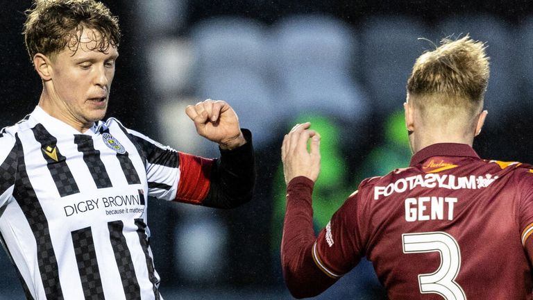 PAISLEY, SCOTLAND - DECEMBER 16: St Mirren&#39;s Mark O&#39;Hara (L) and Motherwell&#39;s Georgie Gent in action during a cinch Premiership match between St Mirren and Motherwell at SMiSA Stadium, on December 16, 2023, in Paisley, Scotland.  (Photo by Mark Scates / SNS Group)