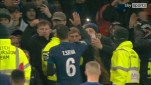 Read more about the article Thiago Silva tries to calm down angry Chelsea fans after Middlesborough defeat | Video | Watch TV Show