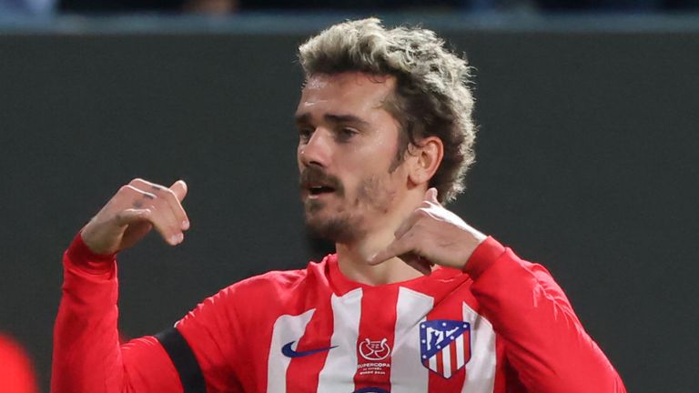 Atletico Madrid&#39;s French forward #07 Antoine Griezmann celebrates with Atletico Madrid&#39;s Argentinian midfielder #05 Rodrigo De Paul after scoring his team&#39;s second goal during the Spanish Super Cup semi-final football match between Real Madrid and Atletico Madrid at the Al-Awwal Park Stadium in Riyadh, on January 10, 2024. (Photo by Fayez NURELDINE / AFP)