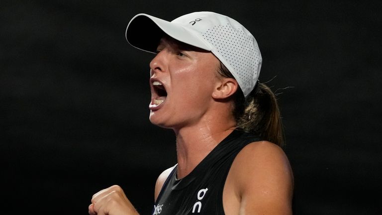 Iga Swiatek, of Poland, celebrates after defeating Aryna Sabalenka, of Belarus, during a women&#39;s singles semifinal match at the WTA Finals tennis championships, in Cancun , Mexico, Sunday, Nov. 5, 2023. (AP Photo/Fernando Llano)