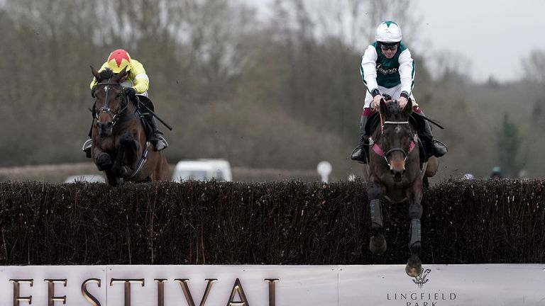 L&#39;Homme Presse gets the better of Protektorat in the Fleur De Lys at Lingfield&#39;s Winter Million Festival