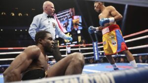 Read more about the article Ohara Davies stopped by Ismael Barroso in first round of WBA interim-title fight in Las Vegas | Boxing News