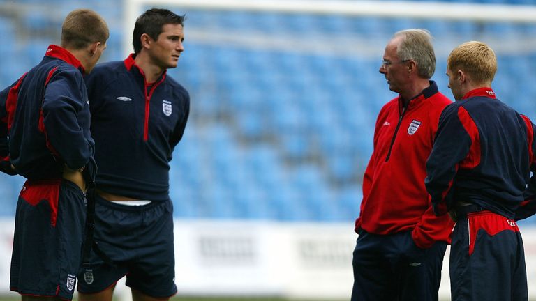 MANCHESTER, ENGLAND - MAY 31:  Sven Goran Eriksson the manager of England talks to Steven Gerrard, Frank Lampard and Paul Scholes during the teams training session at the City of Manchester Stadium on May 31, 2004 in Manchester, England.(Photo by Ross Kinnaird/Getty Images).. *** Local Caption *** Sven Goran Eriksson;Steven Gerrard;FrankLampard;Paul Scholes