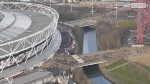 Read more about the article Remarkable scenes as 'thousands' of West Ham fans leave before half-time