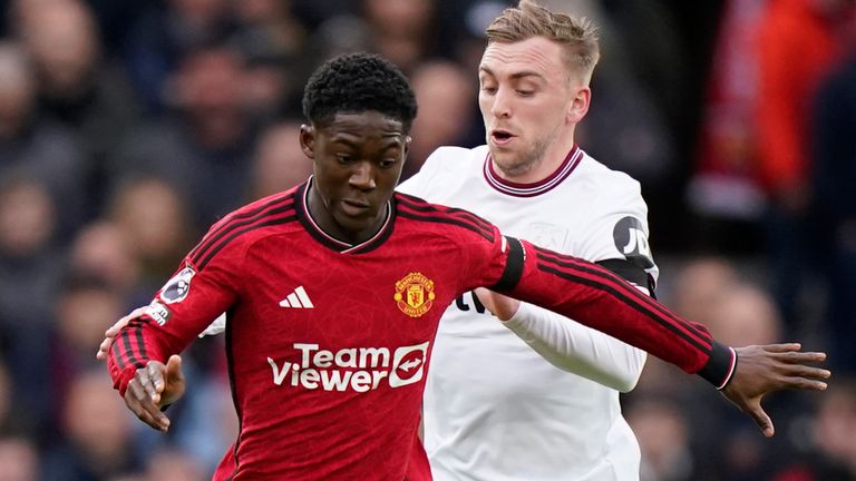 Kobbie Mainoo controls the ball under pressure from Jarrod Bowen