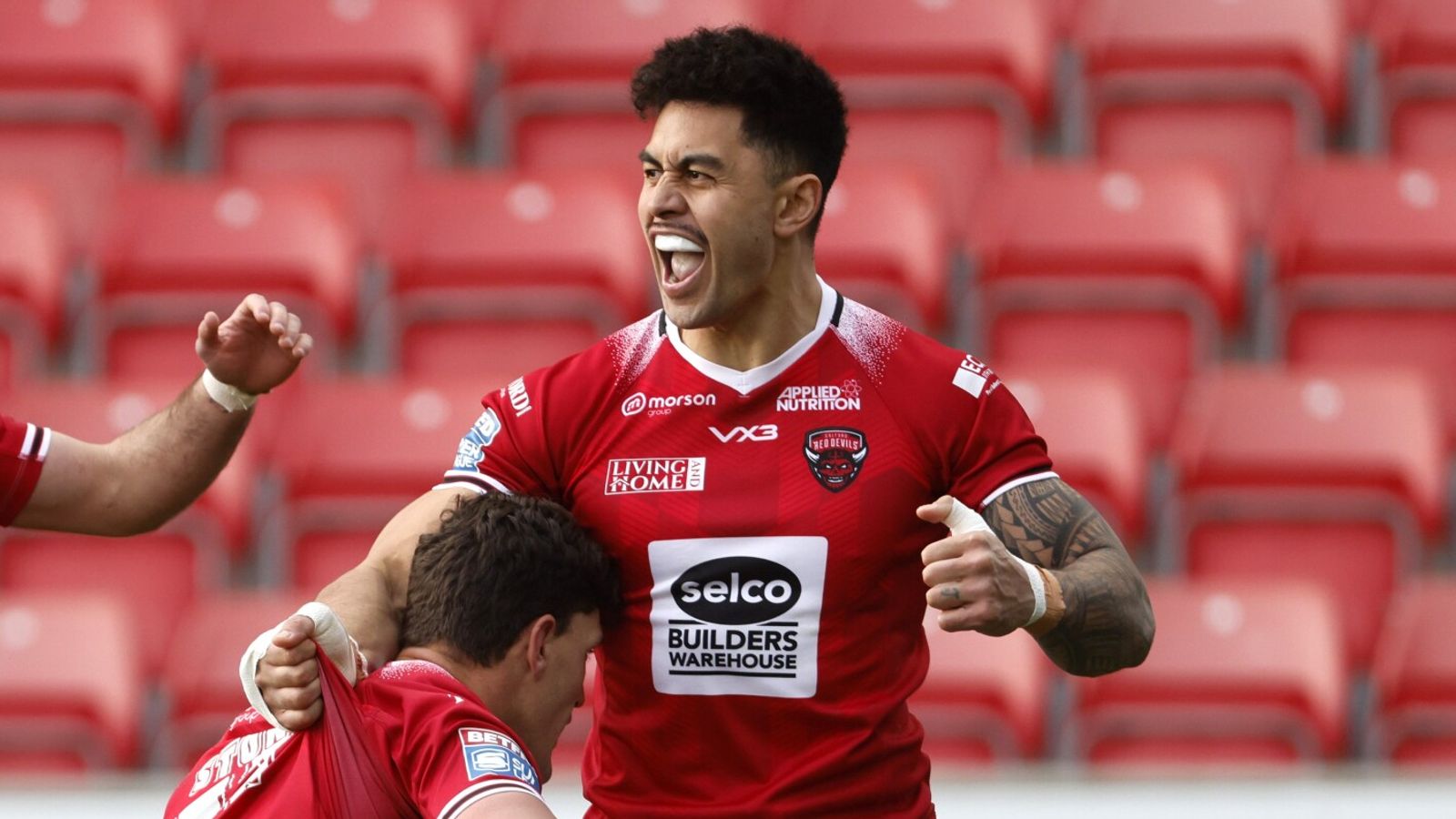 Read more about the article Salford Red Devils 26-22 Castleford Tigers: Sam Stone scores two tries as Red Devils beat Tigers | Rugby League News