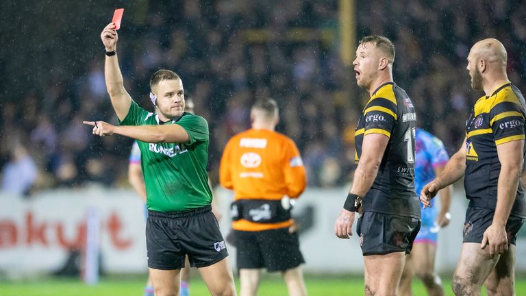 Picture by Allan McKenzie/SWpix.com - 17/02/2024 - Rugby League - Betfred Super League Round 1 - Castleford Tigers v Wigan Warriors - the Mend A Hose Jungle, Castleford, England - Referee Tom Grant red-cards Castleford's Liam Watts (r) as Joe Westerman looks on in disbelief.