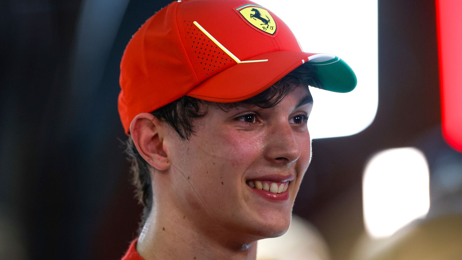 Read more about the article Oliver Bearman: Lewis Hamilton impressed by British teenager on Ferrari debut at Saudi Arabian GP | F1 News