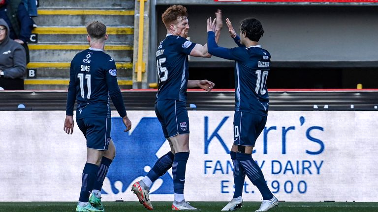 Ross County's Simon Murray celebrates with Yan Dhanda 