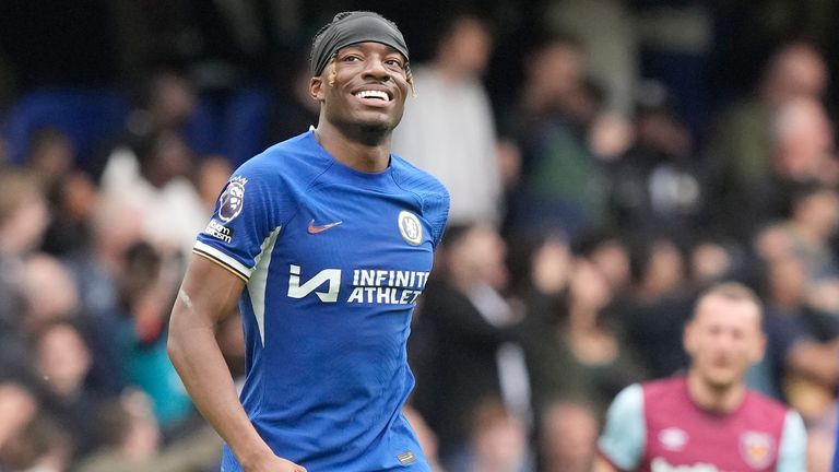 Chelsea's Noni Madueke celebrates after scoring his side's third goal