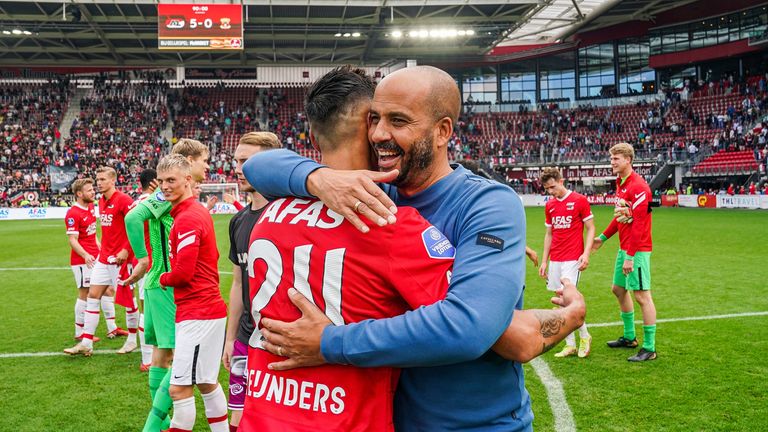 Tijjani Reijnders of AZ, AZ coach Pascal Jansen celebrate the victory during the Dutch Eredivisie match between AZ Alkmaar and Go Ahead Eagles at the AFAS stadium on September 26, 2021 in Alkmaar, Netherlands. 