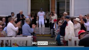 Read more about the article Anderson receives standing ovation as he walks out to bat in final Test