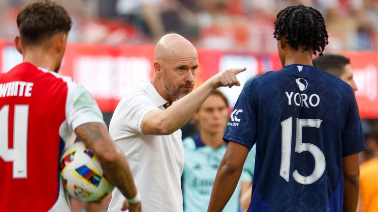 Ten Hag talks with Yoro before he suffered an injury