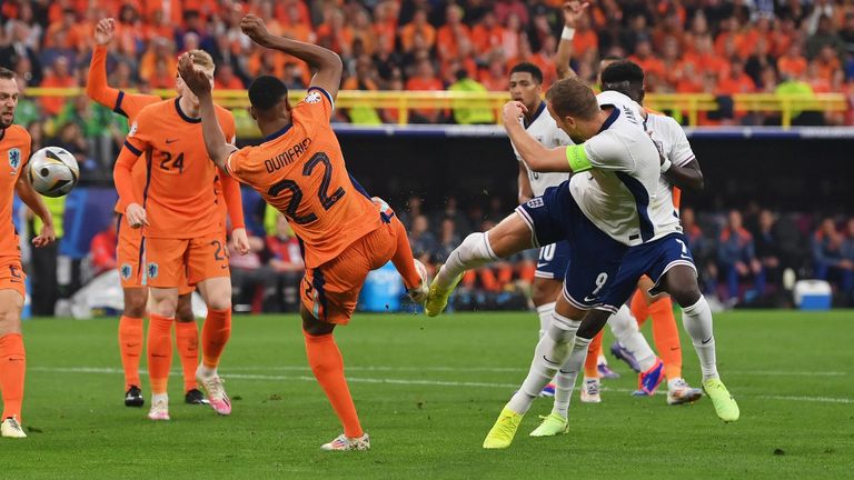 Denzel Dumfries fouls Harry Kane to concede a penalty