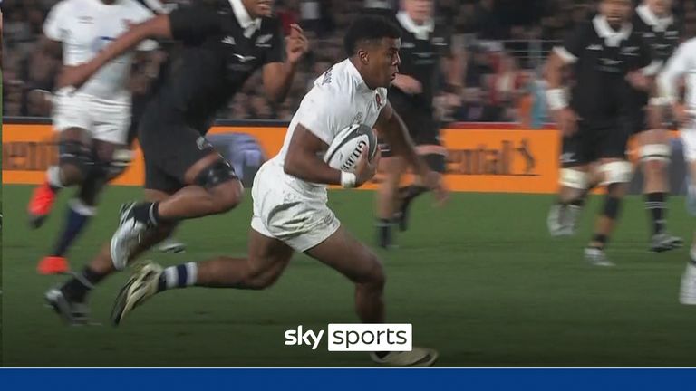  Immanuel Feyi-Waboso scores for England against New Zealand