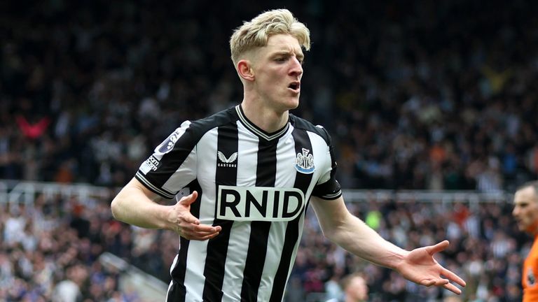 Anthony Gordon celebrates after doubling Newcastle's lead against Spurs