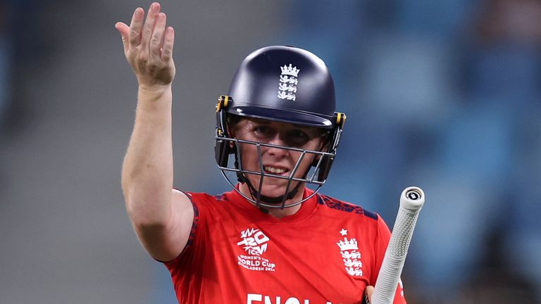 England captain Heather Knight retires hurt vs England in T20 World Cup (Getty Images)