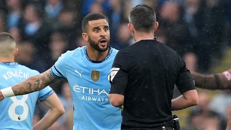 Kyle Walker appeals to referee Michael Oliver in response to Arsenal's first goal, scored by Riccardo Calafiori